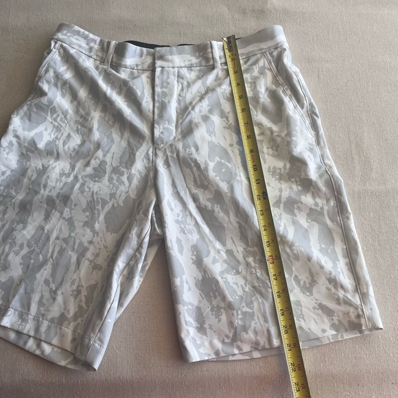 Nike Men's Flat Front Shorts in Light Gray Pattern - Picture 5 of 5